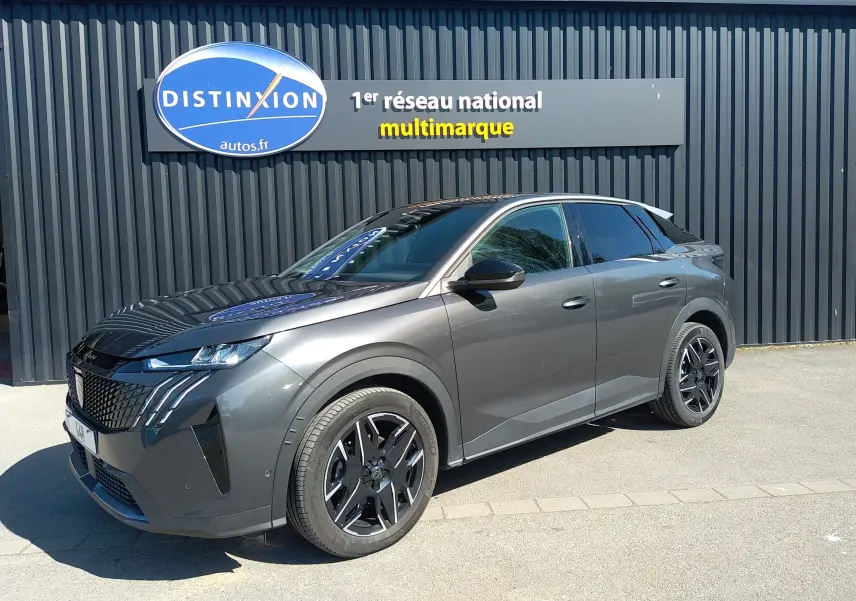 Peugeot 3008 Nouveau Hybrid 136 gris titane en 3/4 avant droit, avec jantes noires et toit noir brillant.
