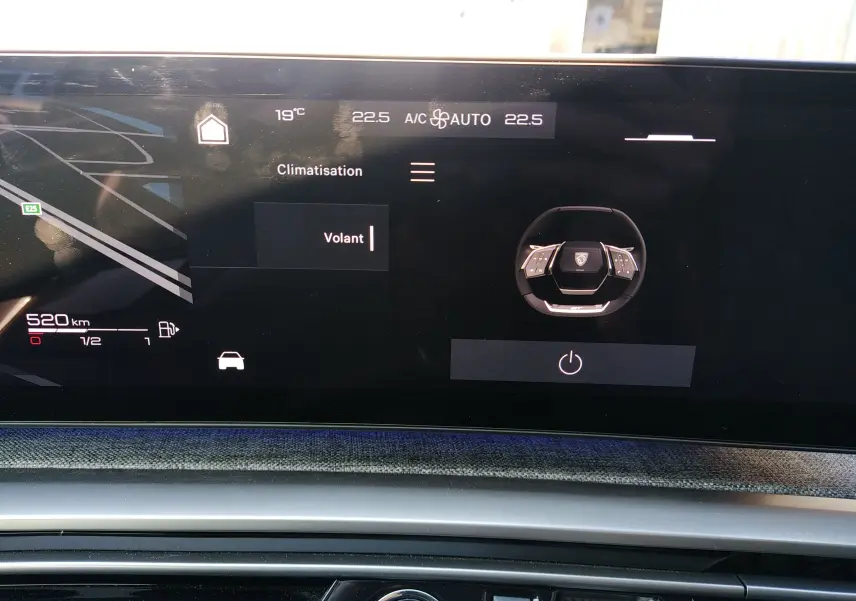 Écran tactile intérieur du Peugeot 3008 hybride 2024 montrant la climatisation et le volant en interface digitale.