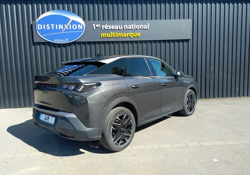 Vue 3/4 arrière droite du Peugeot 3008 Nouveau Hybrid 136 gris titane avec toit noir et jantes noires.