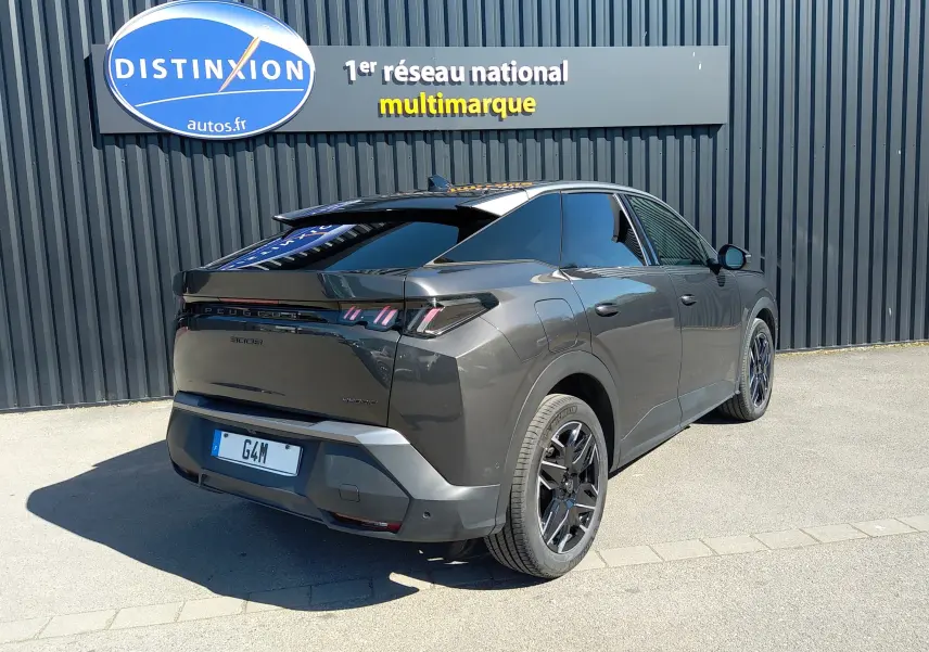 Vue 3/4 arrière droite du Peugeot 3008 Nouveau Hybrid 136 Allure gris titane avec jantes noires et vitres teintées.