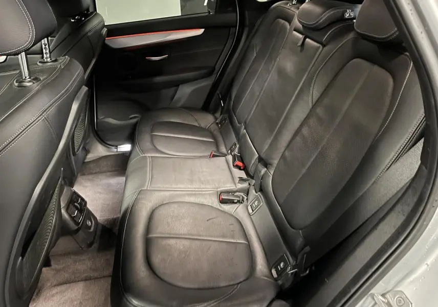 Vue intérieure côté droit des sièges arrière en cuir noir de la BMW Série 2 225xe Active Tourer gris.