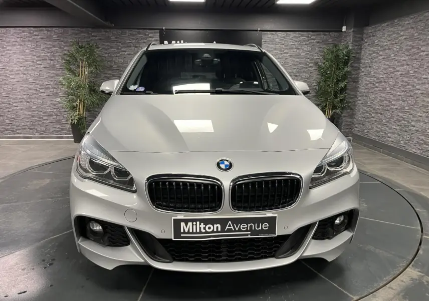 Vue avant d'une BMW Série 2 225xe Active Tourer gris métallisé avec calandre double haricot et phares LED.