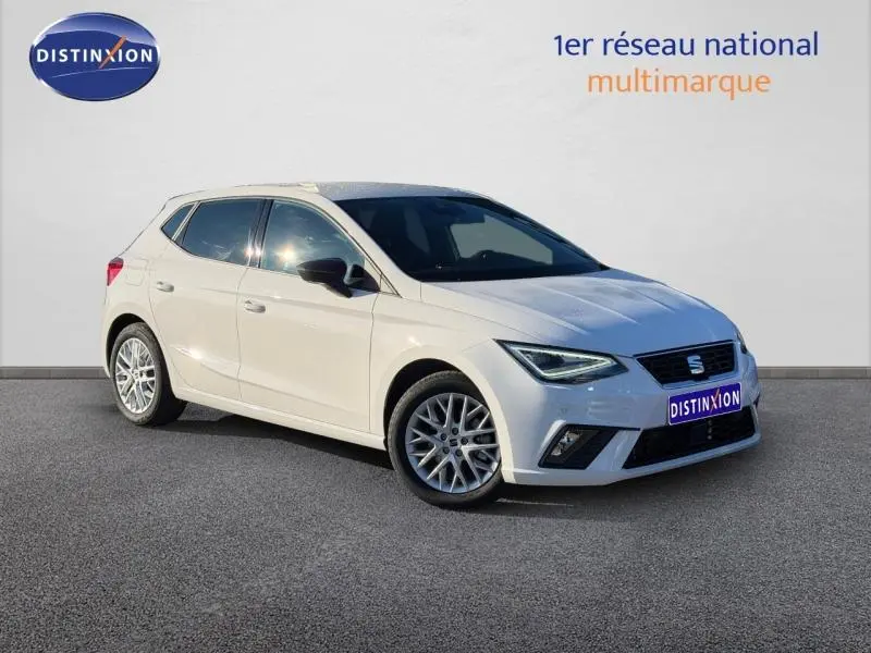 SEAT Ibiza 1.0 TSI 115cv FR blanc Nevada métallisé vue 3/4 avant avec jantes alliage et calandre noire distinctive.