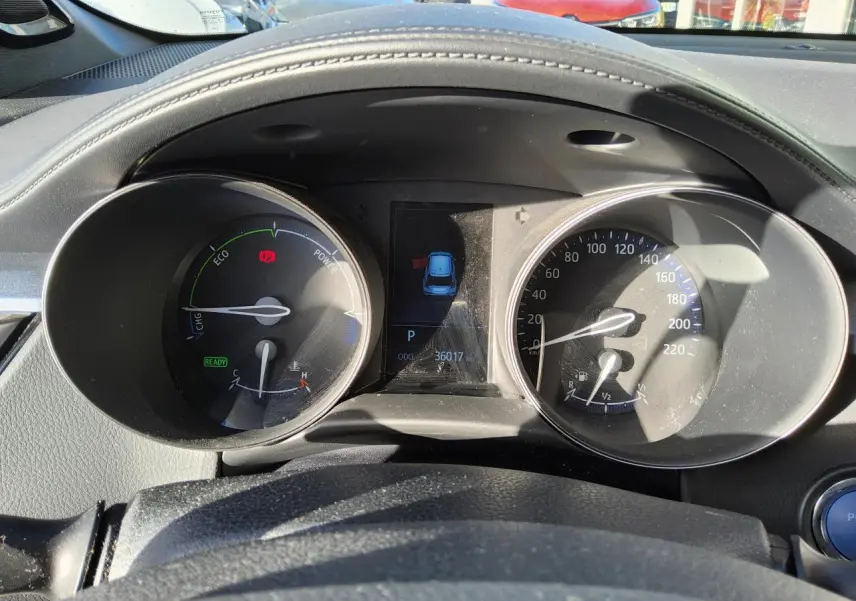 Vue rapprochée du tableau de bord du Toyota C-HR 2.0 Hybrid 2020, affichant compteurs et écran central.