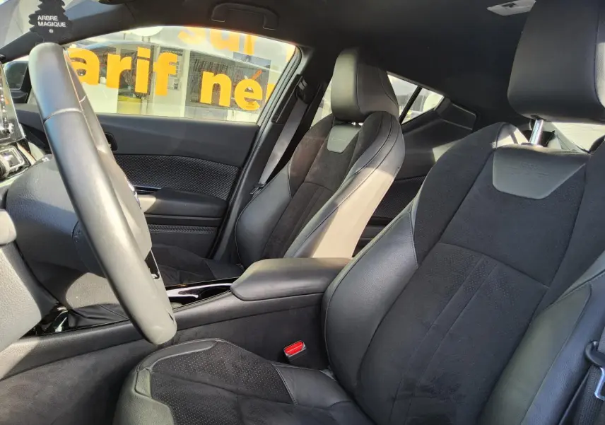 Vue intérieure côté conducteur du Toyota C-HR 2.0 Hybrid 2020, sièges sport cuir et alcantara noirs avec surpiqûres.