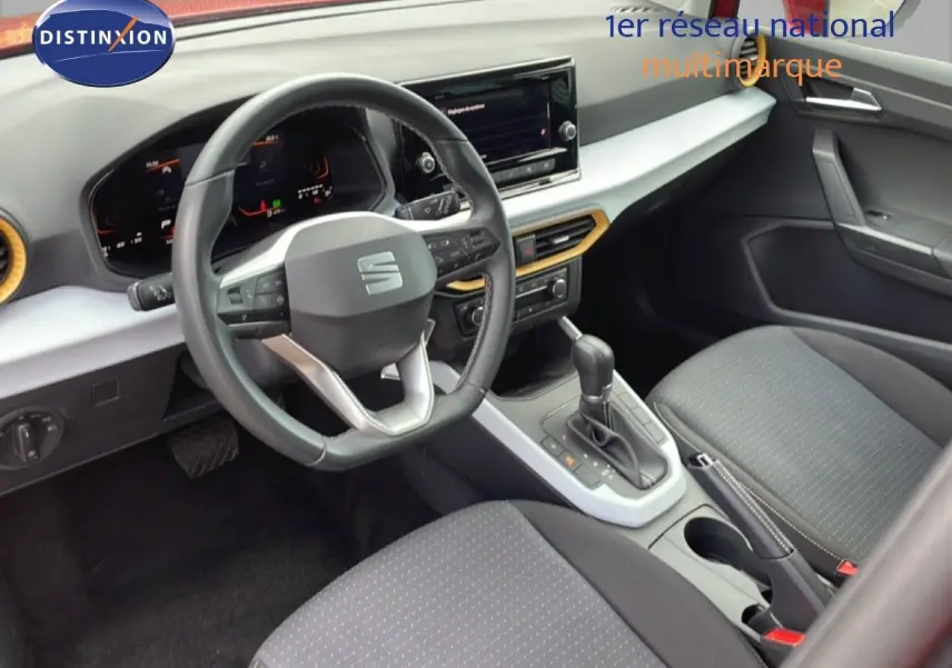 Vue intérieure côté conducteur du SEAT Arona 2025, volant cuir multifonction et console centrale avec boîte auto.