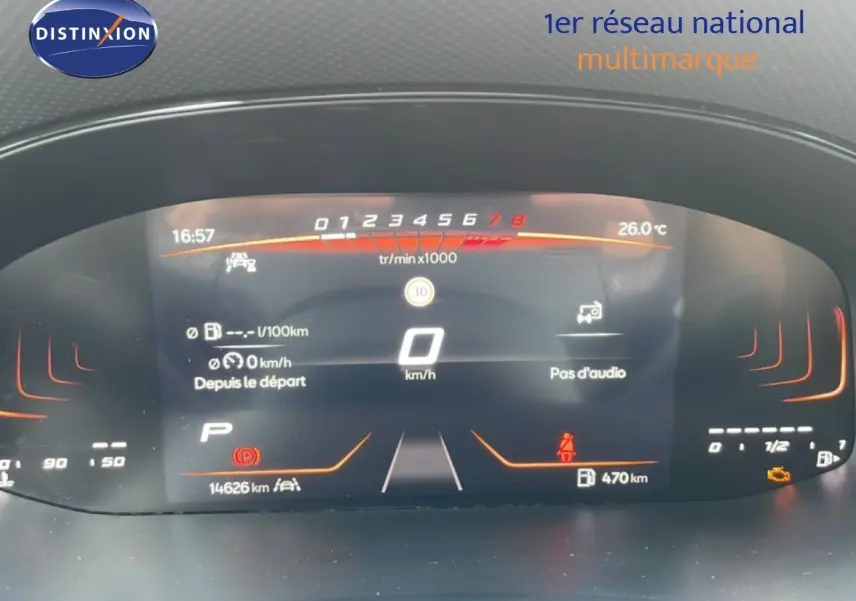 Tableau de bord numérique du SEAT Arona 2025, affichage en mode parking avec éclairage orange et informations de conduite.
