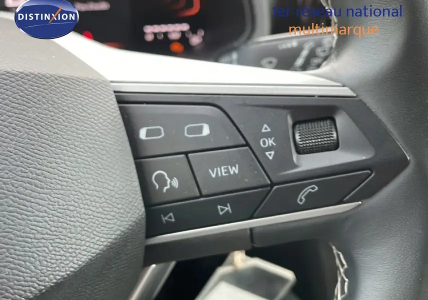 Gros plan sur les commandes multifonctions au volant du SEAT Arona 2025, finition Style Special Edition, intérieur noir.