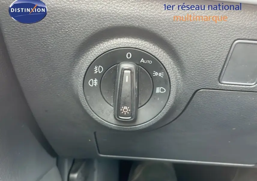 Gros plan sur le bouton de commande des phares dans l’habitacle du SEAT Arona 2025, finition Style Special Edition.