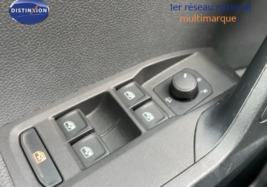 Gros plan sur les commandes des vitres électriques et réglage des rétroviseurs côté conducteur d'un SEAT Arona rouge toit noir.