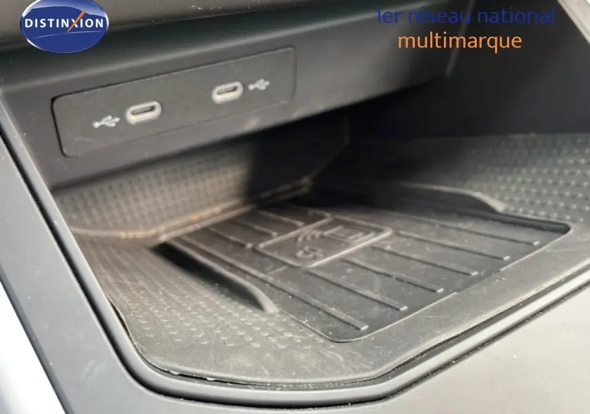 Gros plan sur la zone de recharge sans fil et ports USB-C du SEAT Arona 2025, intérieur noir.