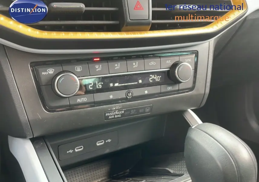 Gros plan sur la console centrale du SEAT Arona 2025, montrant la climatisation digitale et le levier de boîte automatique.
