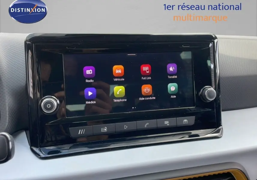 Écran tactile central du tableau de bord de la SEAT Arona 2025 avec interface multimédia colorée.