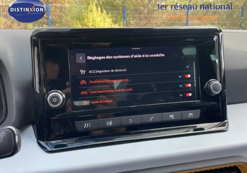 Écran tactile central du tableau de bord du SEAT Arona 2025 affichant les réglages d’aide à la conduite.