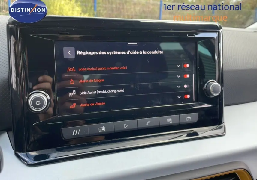 Écran tactile central du tableau de bord du SEAT Arona 2025 affichant les réglages d’aide à la conduite.