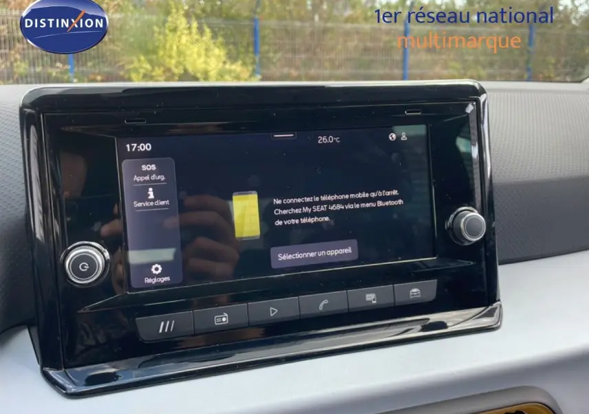 Écran tactile central du tableau de bord du SEAT Arona 2025, affichant le menu Bluetooth, intérieur noir.