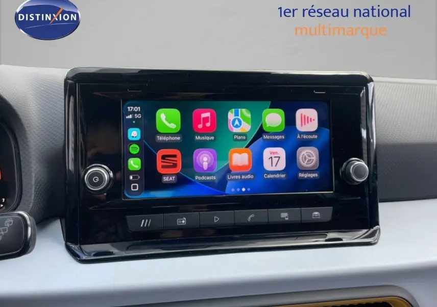 Écran tactile central du tableau de bord du SEAT Arona 2025, affichant des applications connectées colorées.