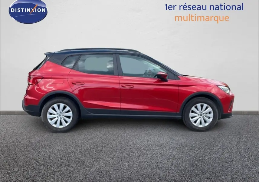 Vue de profil côté gauche du SEAT Arona rouge Désir Métal avec toit noir, soulignant son design compact et moderne.