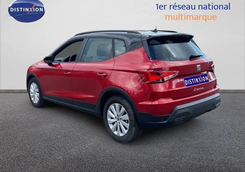 SEAT Arona rouge désir métal avec toit noir, vue 3/4 arrière côté gauche, SUV compact moderne.
