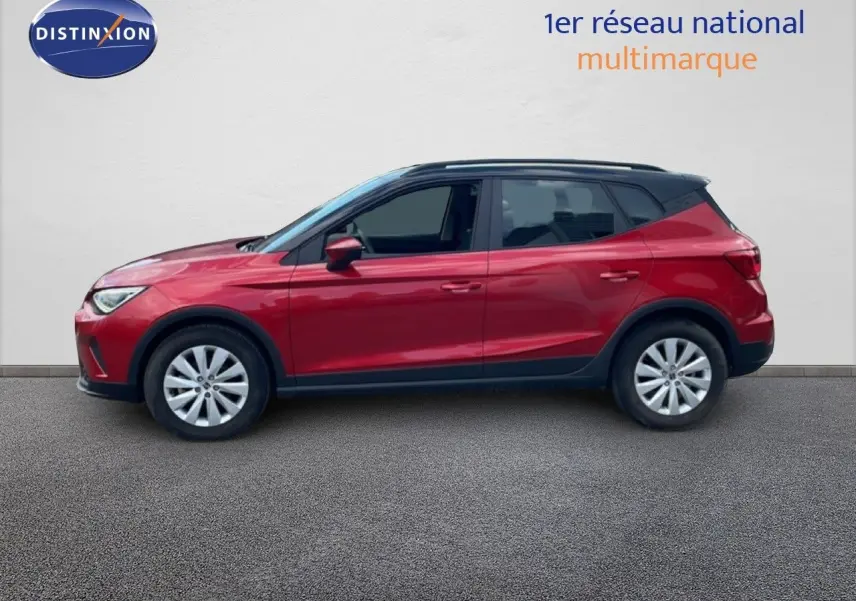 Vue de profil côté gauche d'un SEAT Arona rouge Désir Métal avec toit noir, finition Style Special Edition 2025.