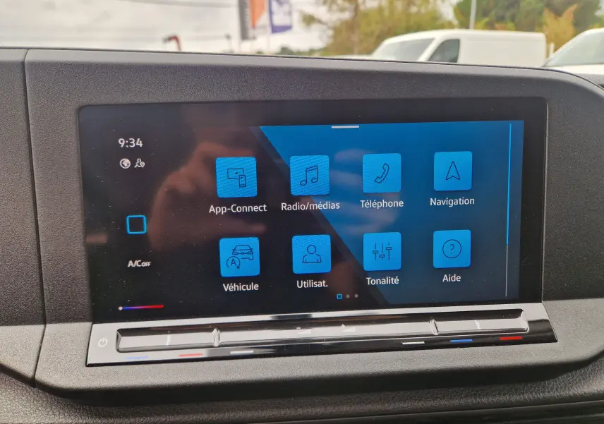 Écran tactile central du Volkswagen Caddy Cargo blanc 2023 affichant les options multimédias et de navigation.