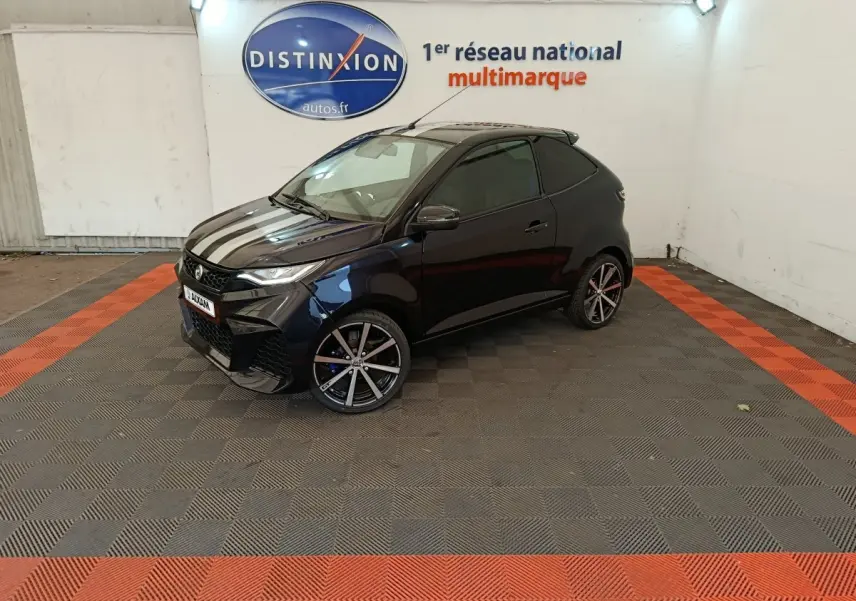 Aixam Ambition 0.5 City Coupe GTI noir en 3/4 avant droit, avec jantes sport et rétroviseur côté conducteur visible.