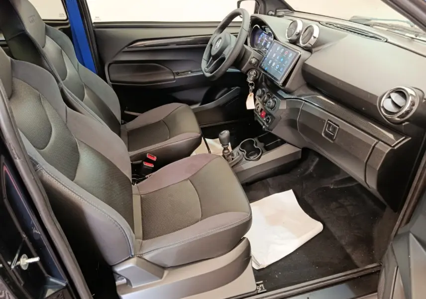 Vue intérieure côté conducteur de l'AIXAM Ambition 0.5 City Coupe GTI 2026 noire, avec sièges sport et tableau de bord moderne.