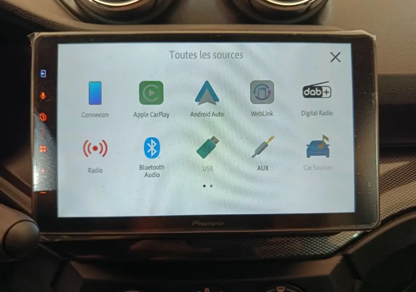 Écran tactile central affichant les options multimédias dans l'habitacle d'une Aixam Ambition noire.