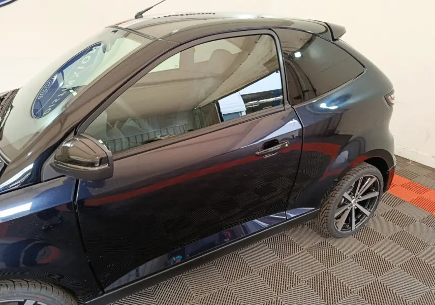 Vue latérale gauche d'une Aixam Ambition 0.5 City Coupe GTI noire avec rétroviseur conducteur et jantes noires.