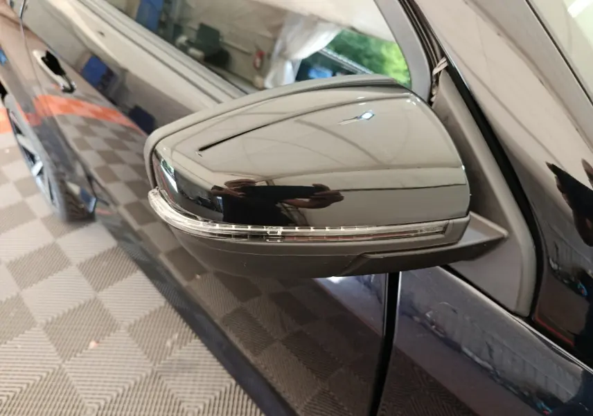 Gros plan sur le rétroviseur extérieur côté conducteur noir brillant de l'AIXAM AMBITION 0.5 CITY COUPE GTI 2026.