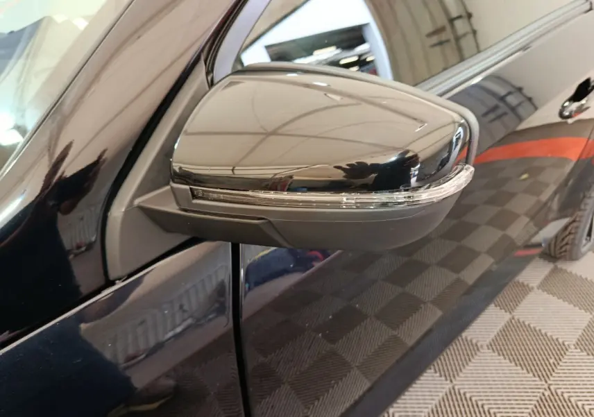 Rétroviseur extérieur côté conducteur noir brillant de l'AIXAM Ambition 0.5 City Coupe GTI 2026, vue rapprochée côté gauche.