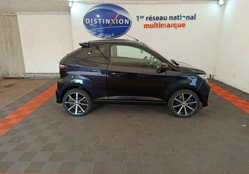 Vue de profil côté gauche d'une Aixam Ambition 0.5 City Coupe GTI noire avec jantes alliage et rétroviseur conducteur.
