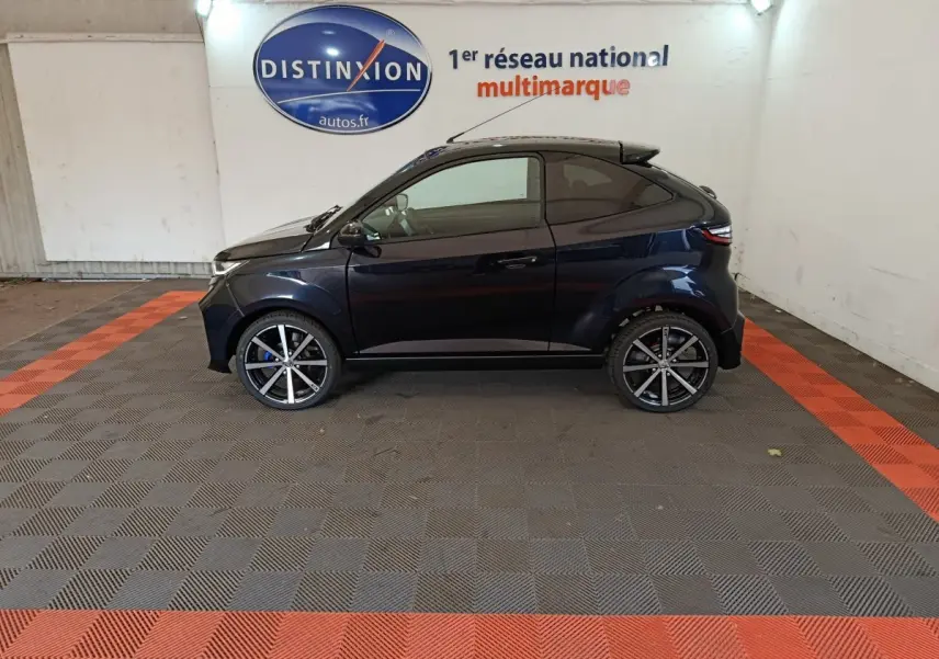 Vue de profil côté gauche de l'AIXAM Ambition 0.5 City Coupe GTI noire 2026 avec jantes alliage et rétroviseur conducteur.