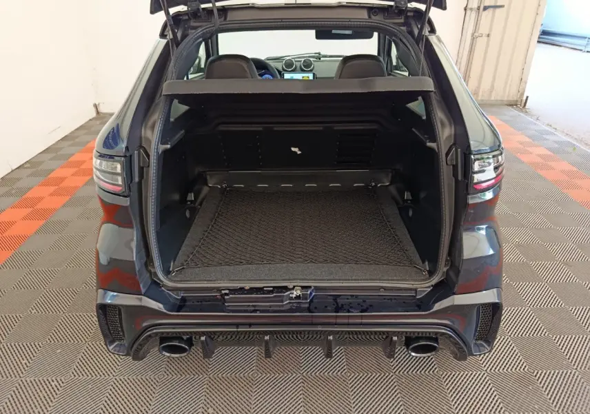 Coffre ouvert vu de l'arrière d'une AIXAM Ambition 0.5 City Coupe GTI noire avec double sortie d'échappement.