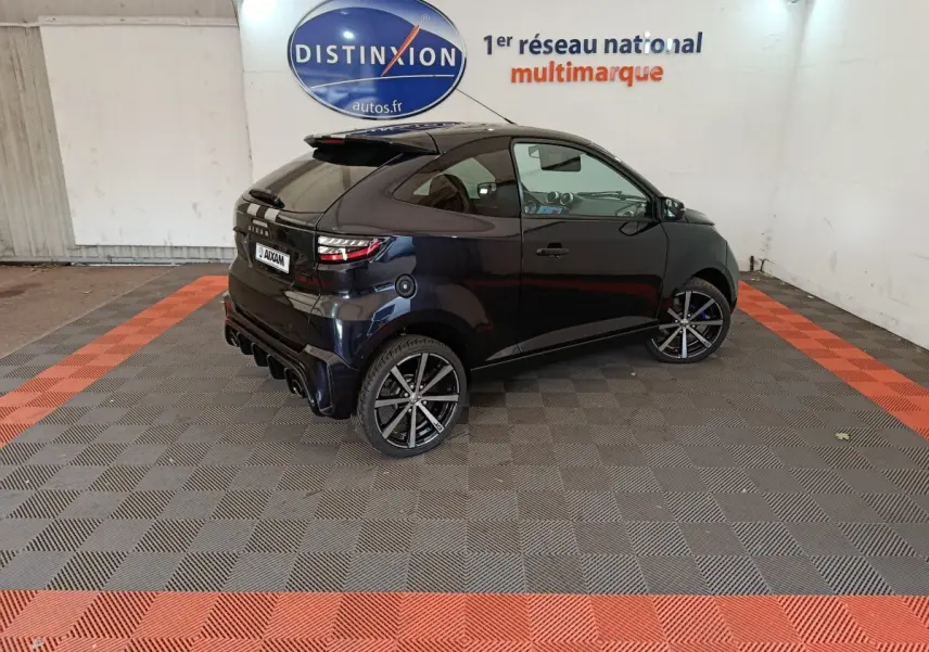 Vue 3/4 arrière droite d'une Aixam Ambition 0.5 City Coupe GTI noire avec jantes sport et rétroviseur côté conducteur.