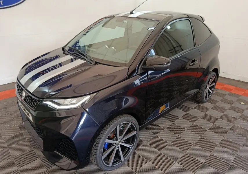 Aixam Ambition 0.5 City Coupe GTI noir vue 3/4 avant droit avec jantes sport et rétroviseur côté conducteur.