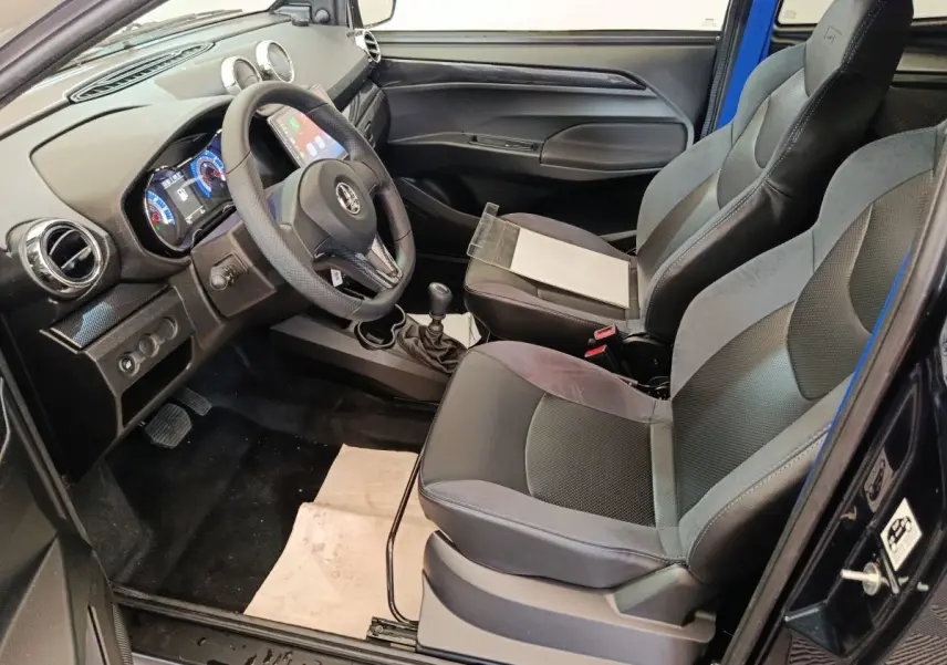 Vue intérieure côté conducteur de l'AIXAM Ambition 0.5 City Coupe GTI 2026 noire, avec sièges sport et tableau de bord moderne.