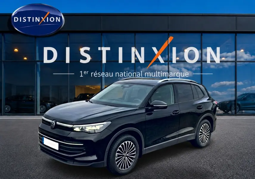Volkswagen Tiguan 1.5 eTSI 150 Life noir en 3/4 avant, avec jantes spécifiques et toit panoramique visible.