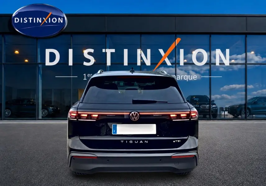Vue arrière d'un Volkswagen Tiguan noir 2025 avec feux arrière LED reliés et logo VW centré.
