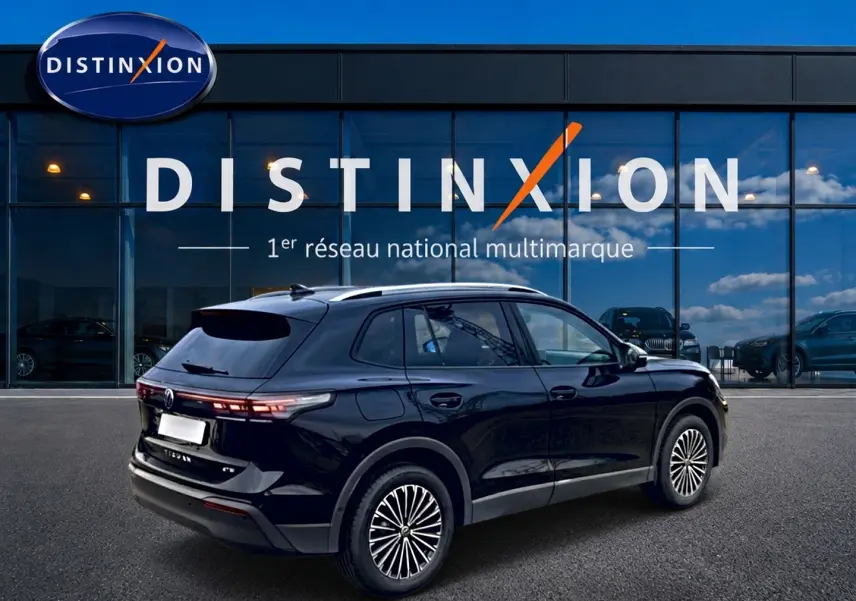 Volkswagen Tiguan 1.5 eTSI noir en 3/4 arrière droit, avec feux arrière LED et jantes stylisées.