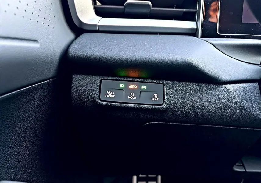 Détail du tableau de bord noir du Volkswagen T-Roc 1.5 R-Line 2026 avec commandes d'éclairage automatiques.