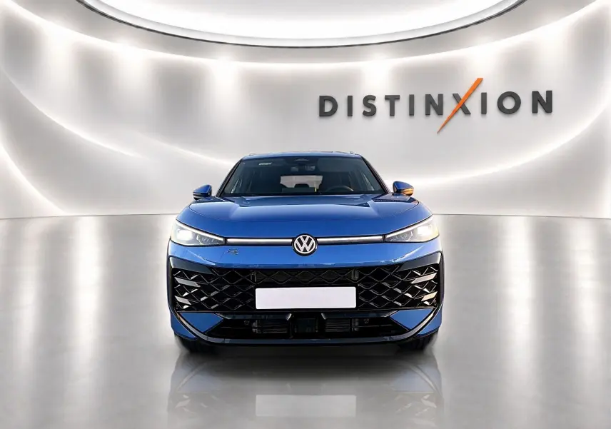 Vue frontale du Volkswagen T-Roc 1.5 etsi 150 R-Line bleu céleste avec calandre noire et logo VW lumineux.