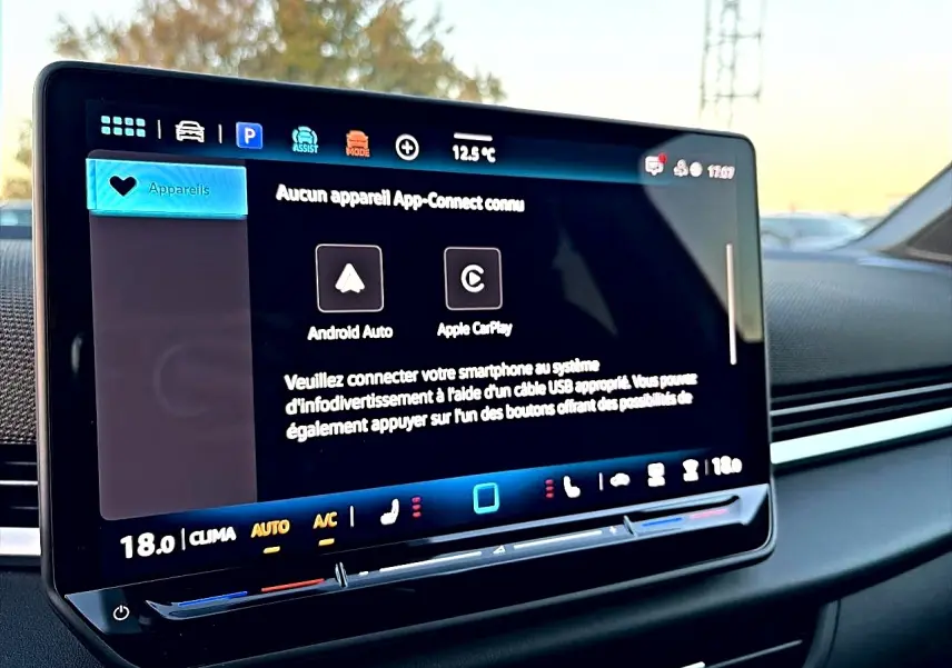 Écran tactile central du Volkswagen T-Roc 1.5 R-Line 2026 affichant la connexion Apple CarPlay et Android Auto.