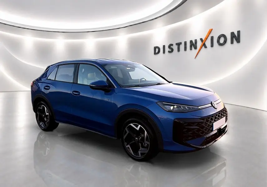 Volkswagen T-Roc 1.5 etsi 150 R-Line bleu céleste en 3/4 avant droit dans un showroom lumineux.