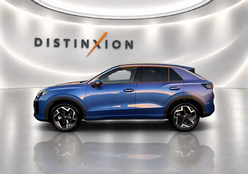 Vue de profil côté gauche d'un Volkswagen T-Roc 1.5 etsi 150 R-Line bleu céleste avec jantes alliage noires et toit noir.