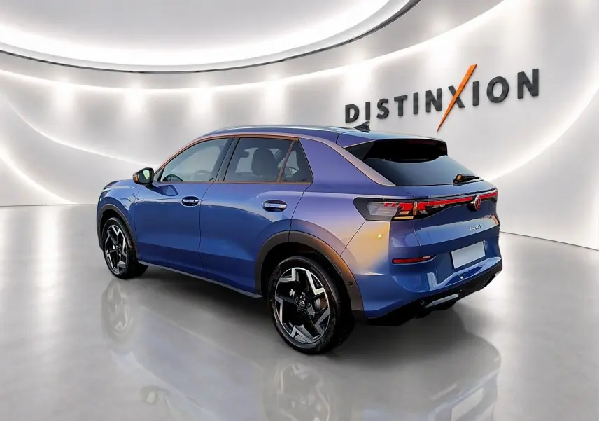 Volkswagen T-Roc bleu céleste en 3/4 arrière droit avec jantes alu noires et toit noir brillant.