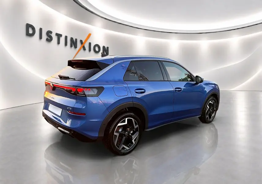 Volkswagen T-Roc bleu céleste en 3/4 arrière droit, avec jantes alu noires et toit noir brillant.