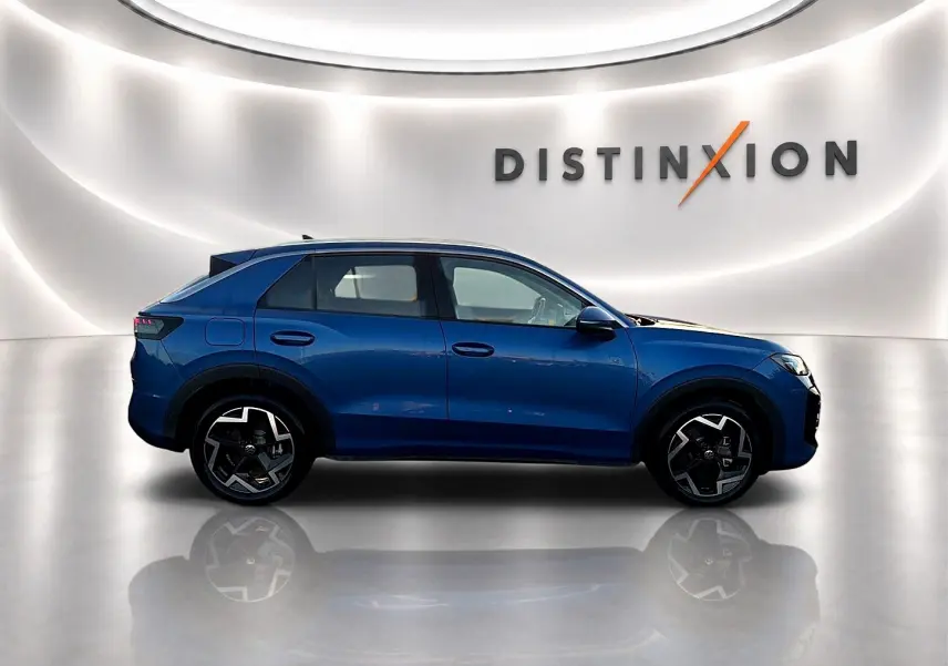 Profil droit du Volkswagen T-Roc 1.5 etsi 150 R-Line bleu céleste avec jantes alu et boucliers couleur carrosserie.