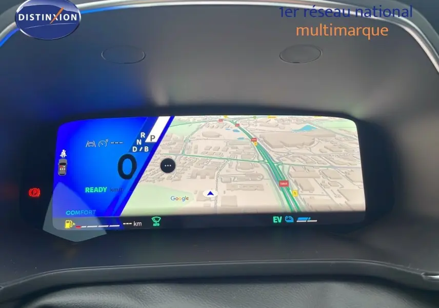 Tableau de bord numérique du Renault Symbioz 2025 affichant la navigation GPS et les indicateurs de conduite.