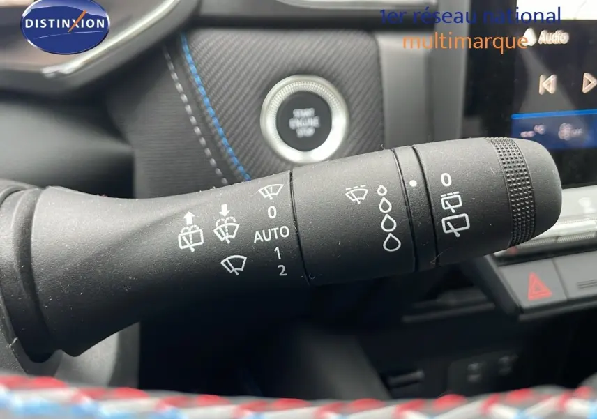 Gros plan sur la commande d'essuie-glace du Renault Symbioz gris Rafale, avec bouton start engine stop en arrière-plan.